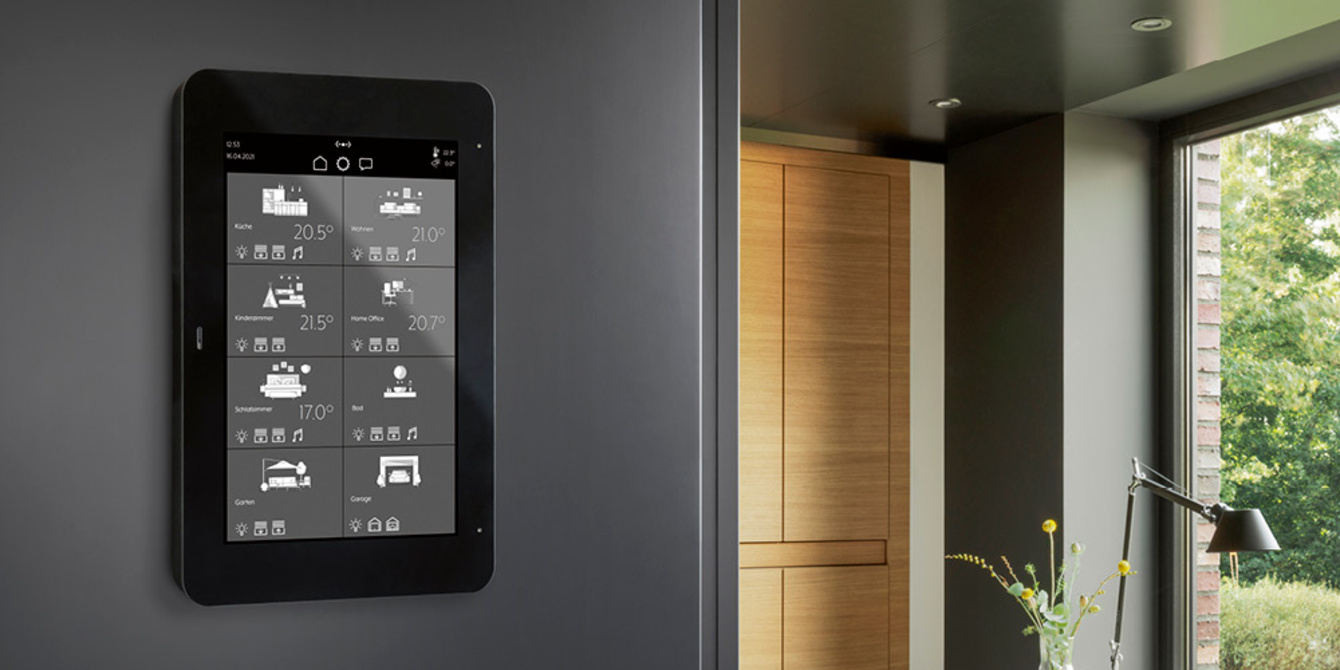 JUNG Smart Panel 8 bei Mario & Fritz Klees Elektroinstallations GmbH in Wiesbaden